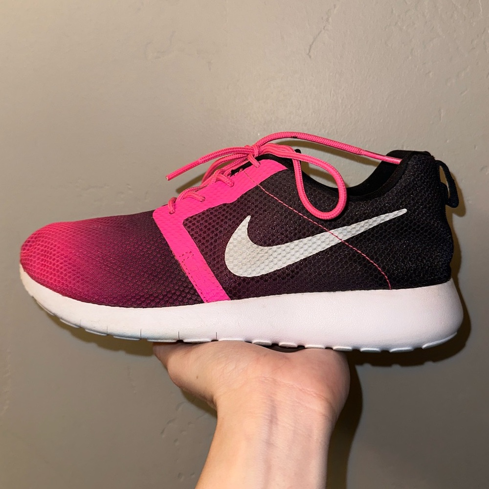 Nike Roshe Run Flight Weight GS. Pink and Black ombré